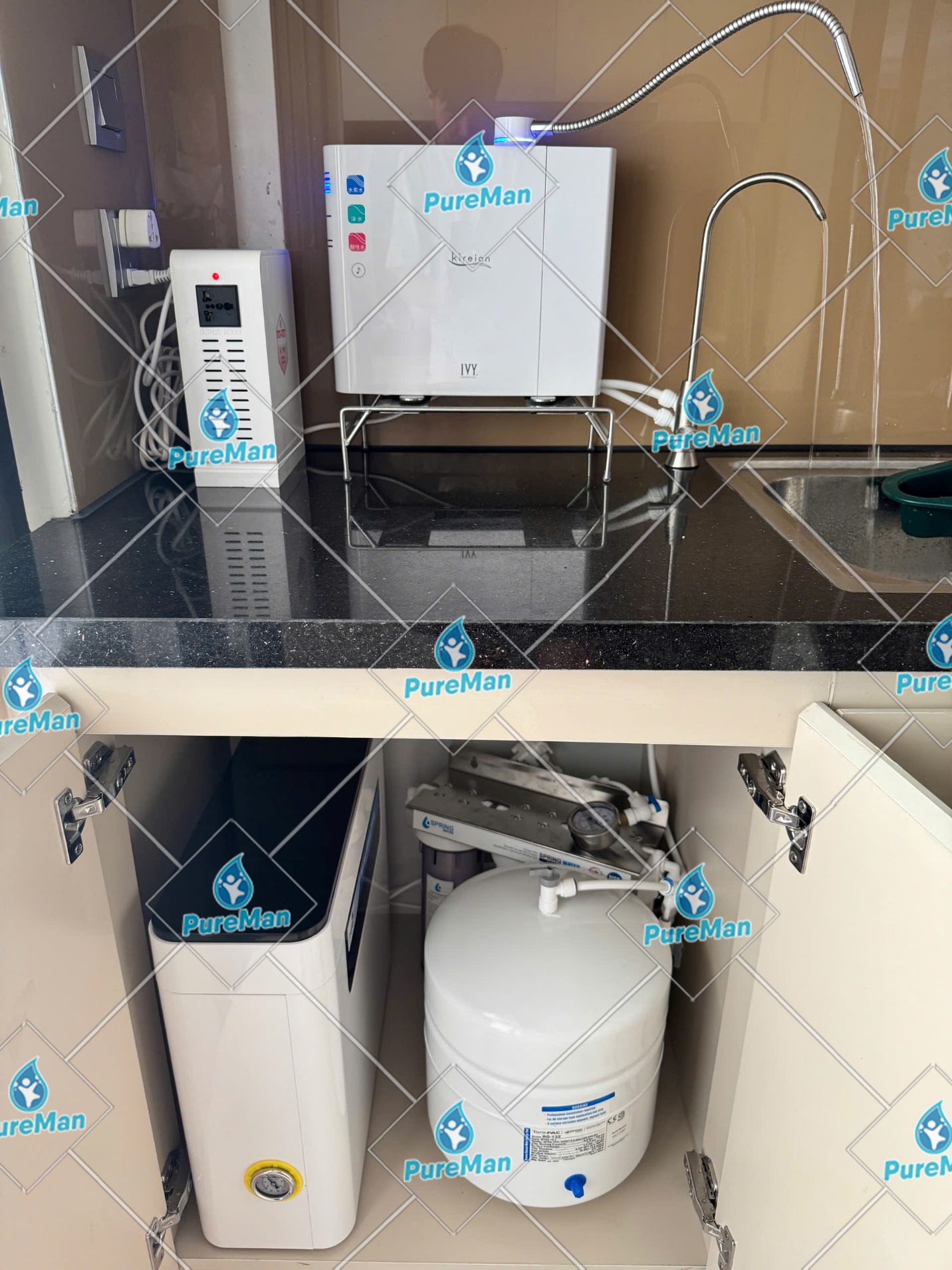 Nhân viên PureMan kiểm tra máy lọc nước tại nhà