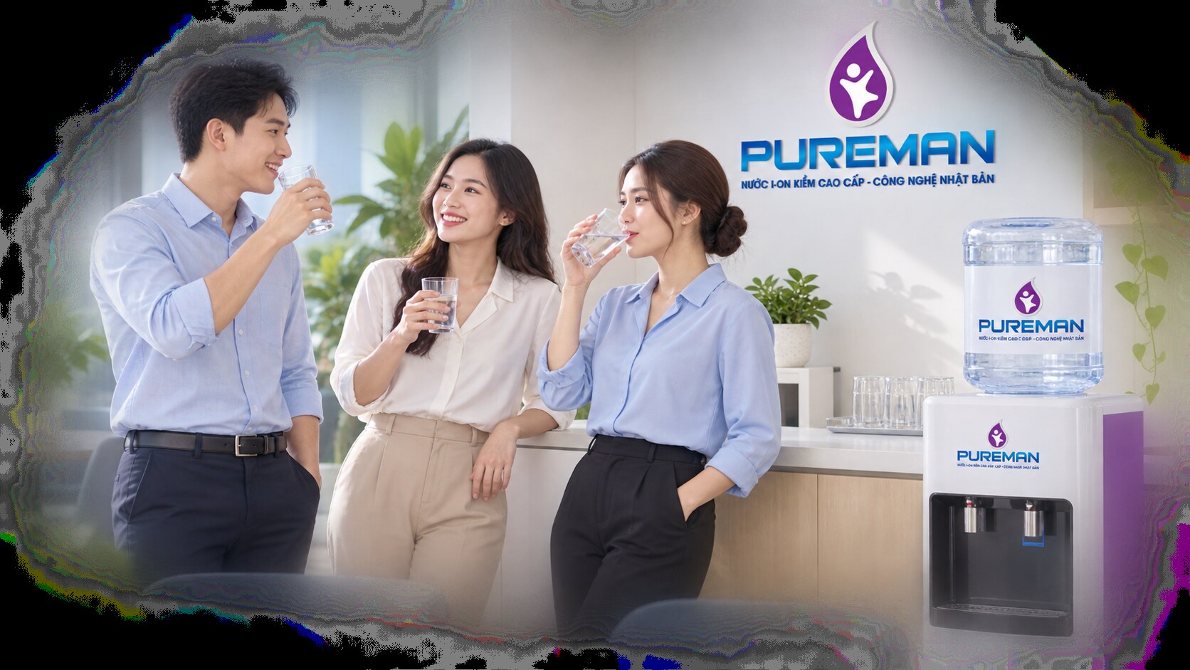 Nhân viên văn phòng sử dụng nước kiềm tính PureMan trong ngày làm việc