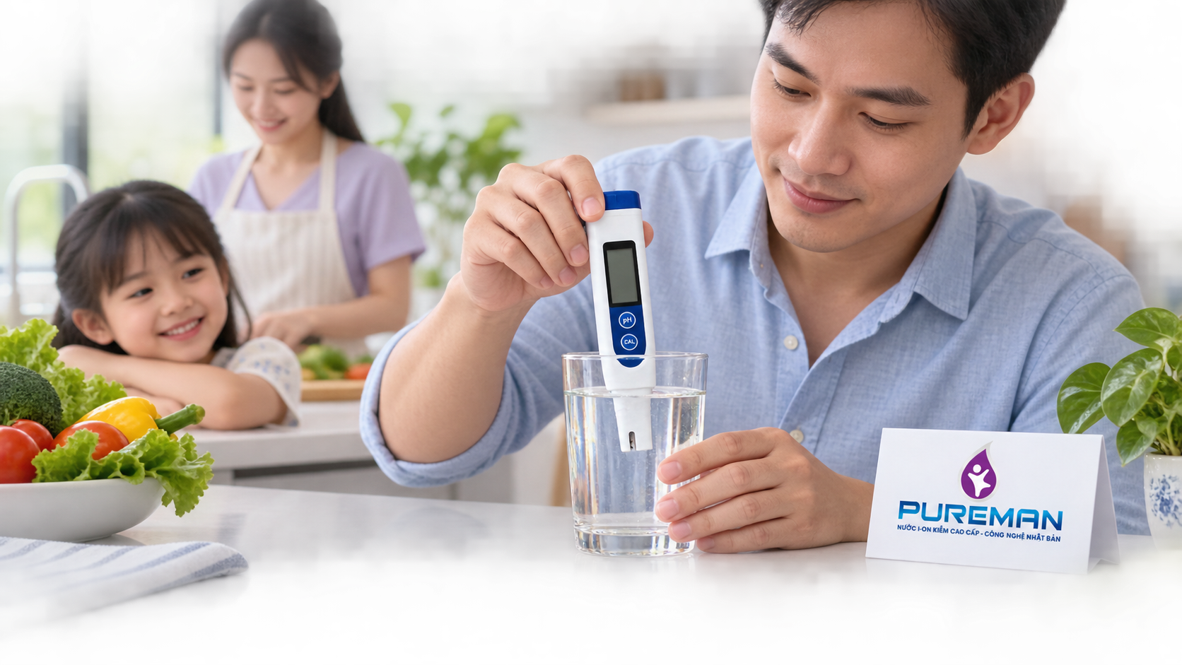 Gia đình kiểm tra pH của một mẫu nước uống trong điều kiện sạch sẽ