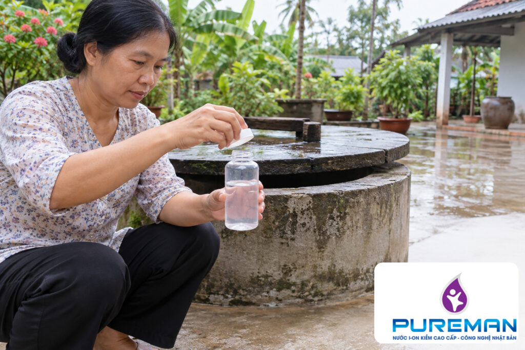 Người dân lấy mẫu nước giếng đào sau mưa để gửi phòng thử nghiệm; ảnh có logo PureMan.