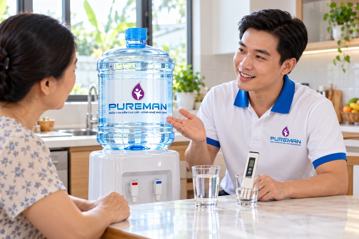 Khách hàng xem thông tin nhãn bình nước và máy đo TDS cùng nhân viên PureMan